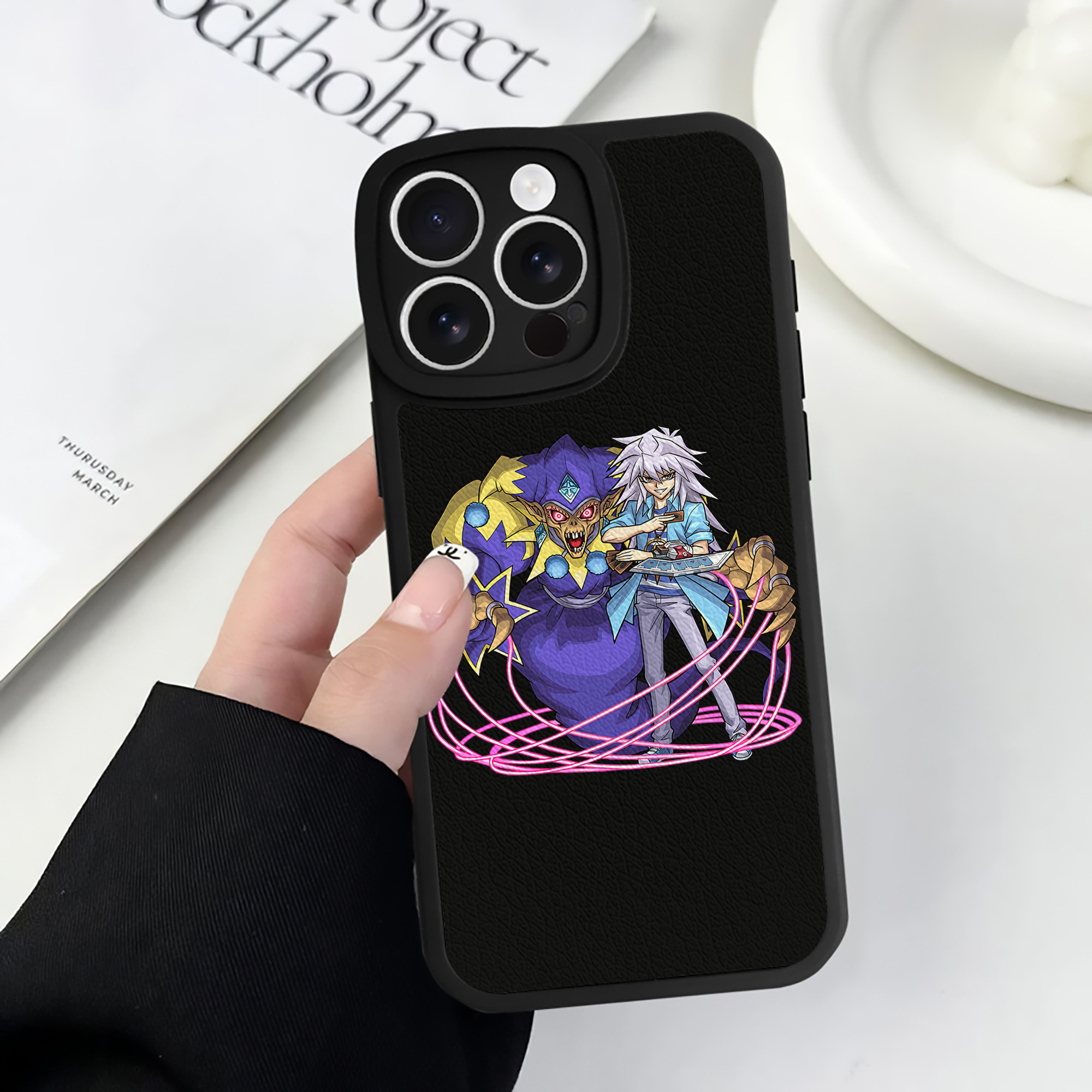 （画像用） 遊☆戯☆王 Yu-Gi-Oh! 【iPhone 16シリーズ対応】シリコンスマホケース（レザー調） 材質：シリコン